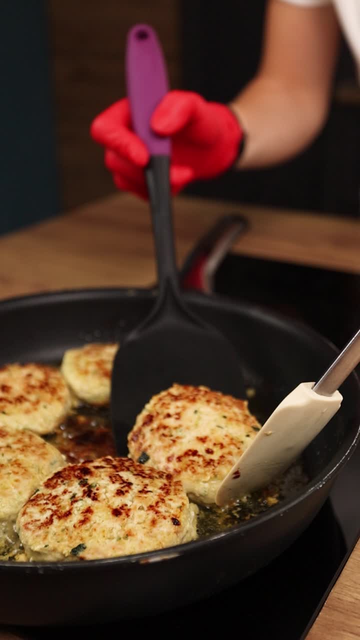 mujer cocinando albóndigas en una sartén
