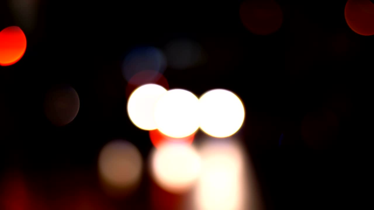 밤의 도시 교통 신호등의 초점이 분해되어 있습니다.