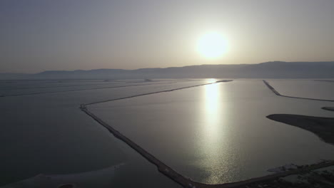 Aufschlussreiche-Aufnahme-Der-Salzverdunstungsteiche-Der-Fabriken-Am-Toten-Meer-Bei-Einem-Spektakulären-Sonnenaufgang