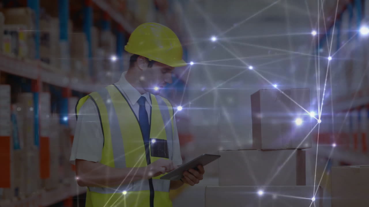 태블릿을 사용하는 창고 직원, 네트워크 연결, 선반과 상자에 대한 애니메이션