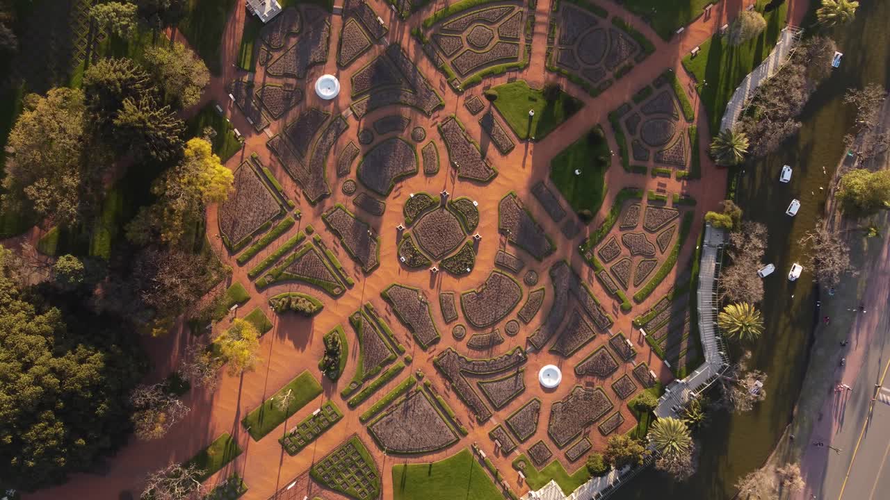 arriba hacia abajo de un hermoso jardín de arte de rosas simétrico en buenos aires durante el verano