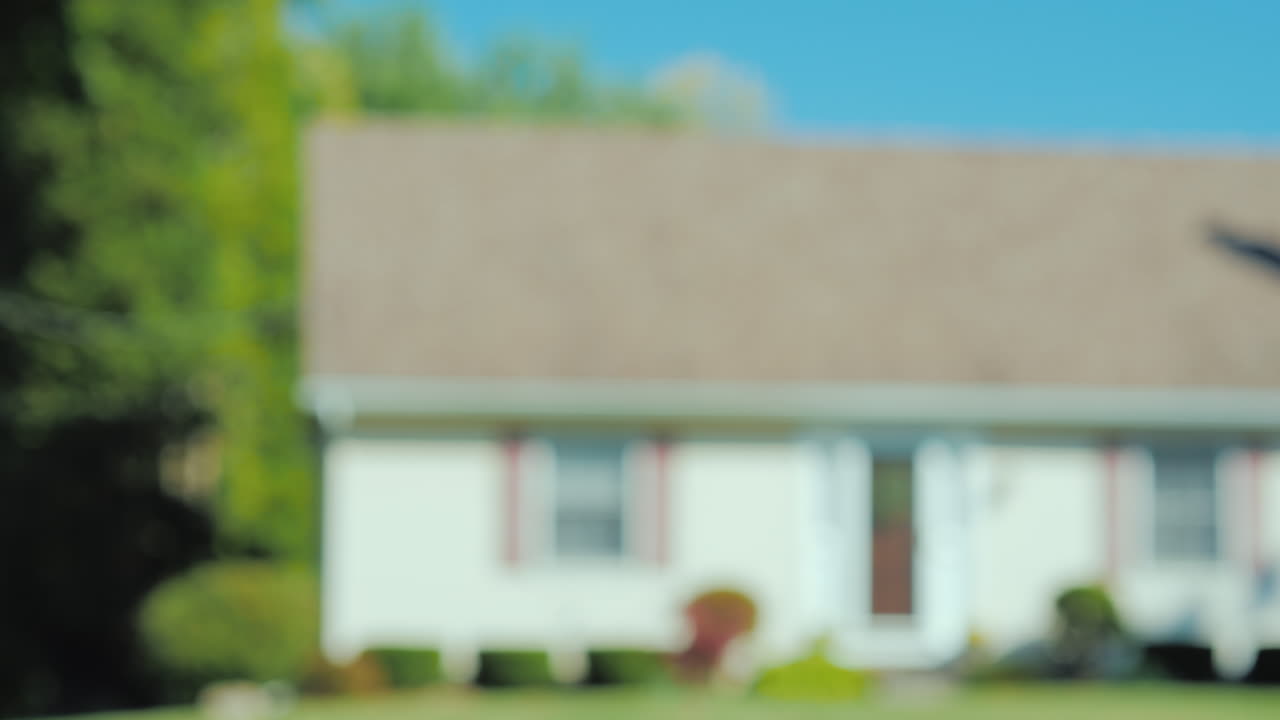 una pareja joven tomándose de la mano en el contexto de su nueva casa comprando un concepto inmobiliario a dre