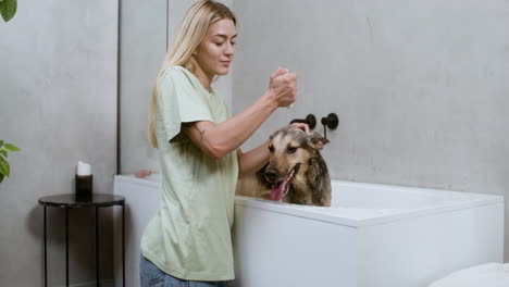 mujer y perro en el baño