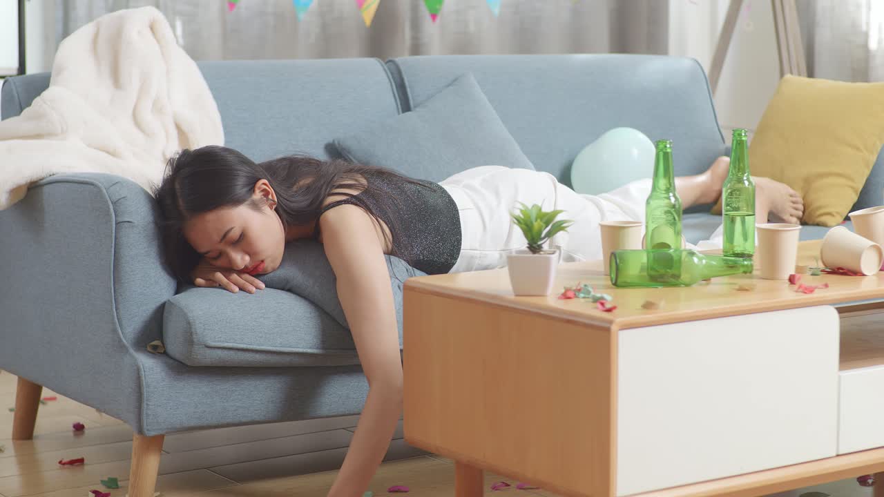 파티 후 소파에 술에 취한 여자