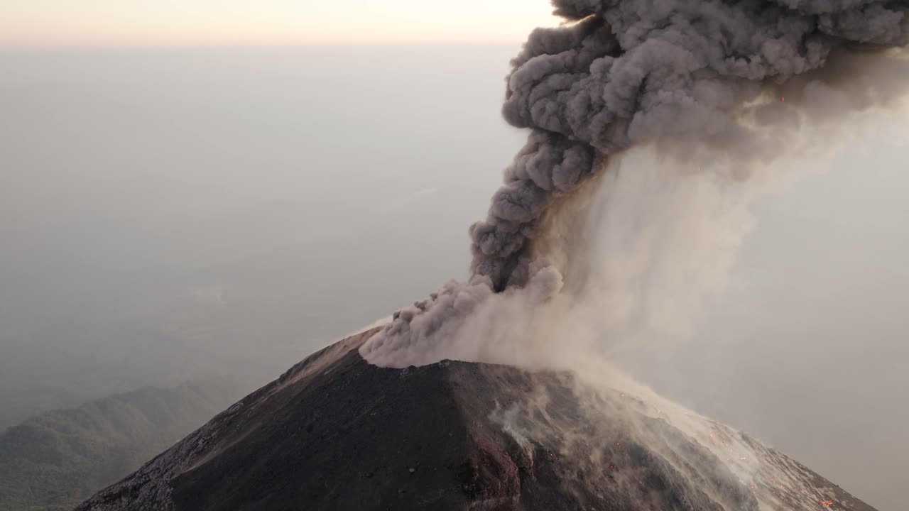 Vista aerea di lava incandescente e cenere che eruttano dal cratere del Vulcano Fuego in Guatemala durante un'esplosione attiva