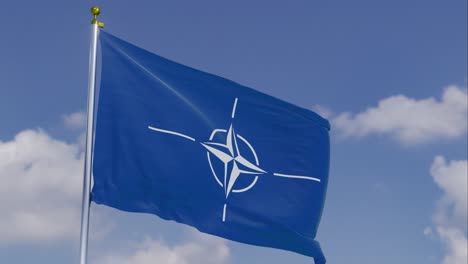 Nato-Flagge-Bewegt-Sich-Im-Wind-Mit-Einem-Klaren-Blauen-Himmel-Im-Hintergrund,-Wolken-Bewegen-Sich-Langsam,-Fahnenmast,-Zeitlupe