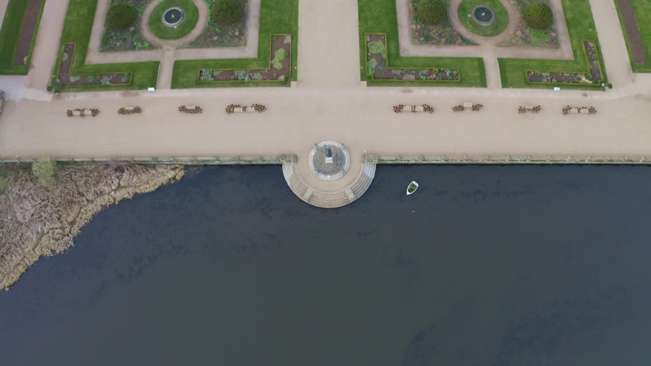 스토크 온 트렌트(stoke on trent)에 있는 멋진 트렌담 정원(trentham gardens estate), 가족과 야외 라이브 이벤트를 위한 인기 명소, 조경된 정원, 수상 스포츠와 보트 여행을 위한 아름다운 호수