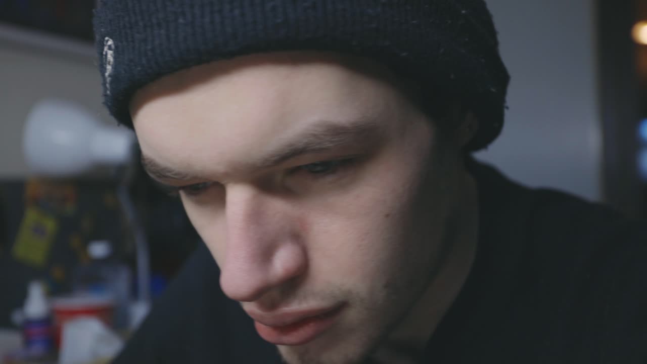 серьезное лицо кавказского мужчины, читающего на чем-то