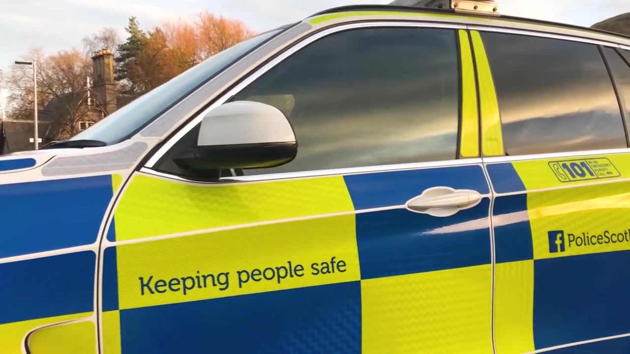 En sakte panorering rundt en splitter ny BMW politibil. Ingen registreringsskilt vist