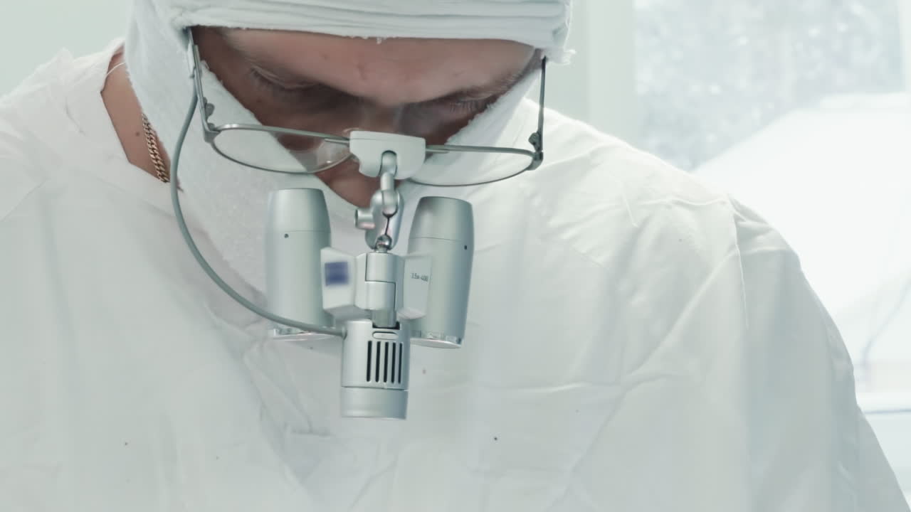 un médico con binoculares opera. un cirujano cardiotorácico realiza una complicada cirugía de derivación de la arteria coronaria para tratar enfermedades en la sala de operaciones.