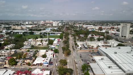 Luftaufnahme-Der-Avenue-In-Merida-Yucatan-Mit-Eisenbahn-In-Der-Mitte