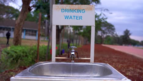 un grifo con agua potable limpia fluyendo