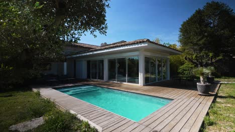 Langsam-Umlaufende-Aufnahme,-Die-Einen-Privaten-Pool-Im-Garten-Einer-Luxusvilla-In-Nimes-Zeigt