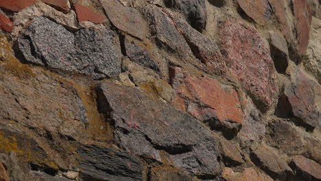 una antigua vista de primer plano de la pared de piedra que realza la belleza de la fortaleza del museo korela, rusia