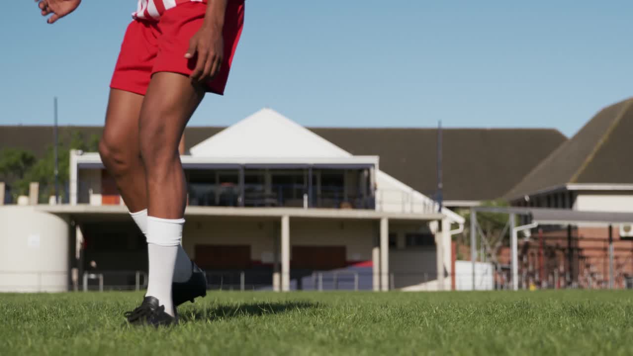 럭비 선수 가 럭비 공 을 던지고 있다