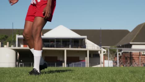 jugador de rugby lanzando la pelota de rugby