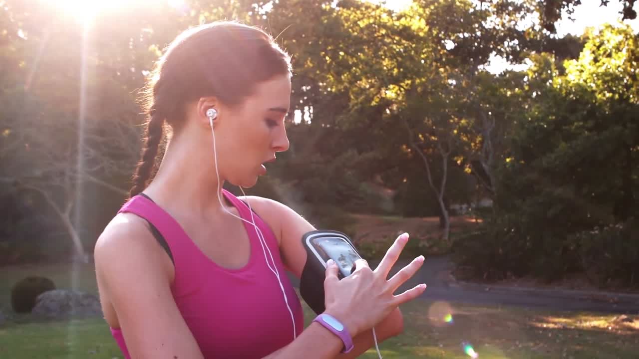 mujer usando teléfono móvil