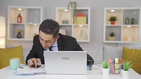 Hombre-Trabajador-De-Oficina-En-Casa-Regocijándose-Por-Teléfono.