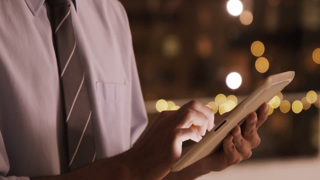 hombre de negocios usando una tableta digital