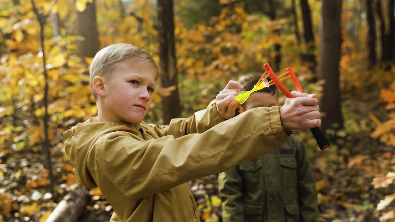 ребёнок играет на открытом воздухе со своим братом.