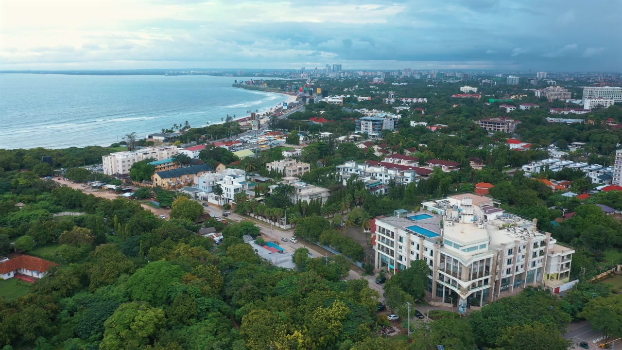 Vista aerea con drone di Masaki che mostra paesaggi costieri, sviluppo moderno e vita urbana sul lungomare.