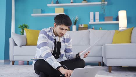 Joven-Exitoso-Y-Enfocado-Estudiando-En-Casa.