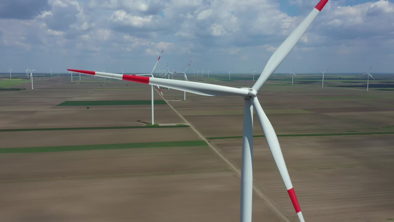 여러 풍력 공장, 풍력 발전기, 터빈, 운동 에너지를 변환하여 재생 가능한 깨한 에너지를 생산하는 항공 사진