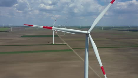 vista aérea de varios molinos eólicos, generadores eólicos, turbinas, que producen energía limpia renovable mediante la conversión de la energía cinética