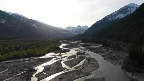 vista cinematográfica de un valle glaciar al norte de pemberton, columbia británica, canadá