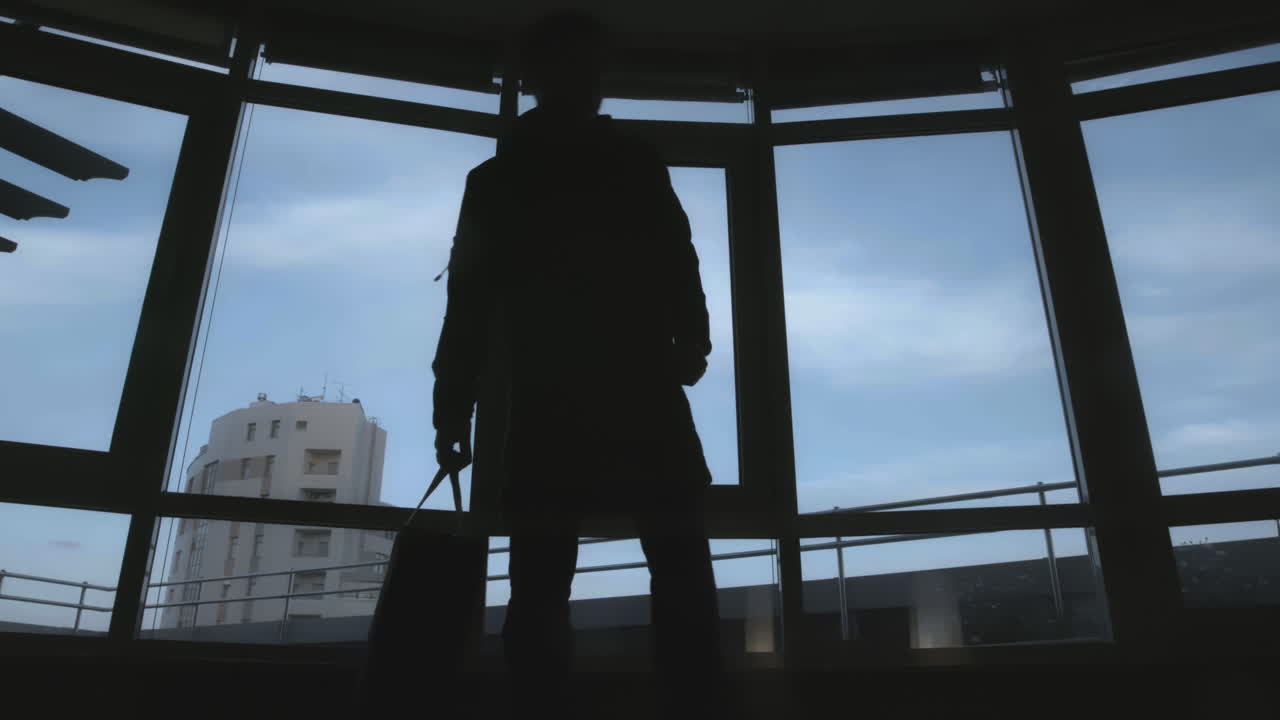 Persona silueteada en la ventana