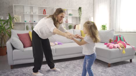 mamá y hija están bailando y divirtiéndose en casa.