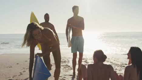 Amigos-En-La-Playa-Con-Tablas-De-Surf