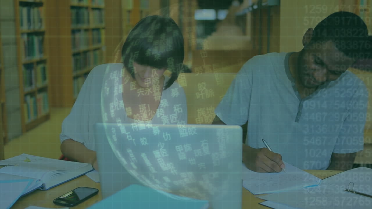 도서관에서 공부하는 두 명의 다양한 사람들을 대상으로 데이터 처리의 애니메이션