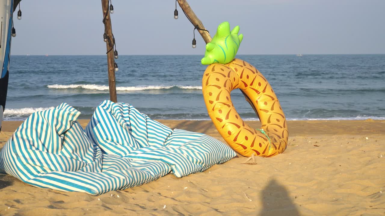 мешок фасоли и кольцевой бассейн на пляже с фоном океана моря