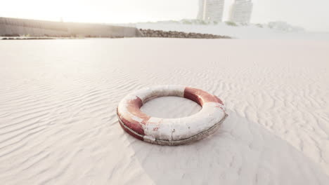 Rettungsring-Am-Stadtstrand-Bei-Sonnenuntergang