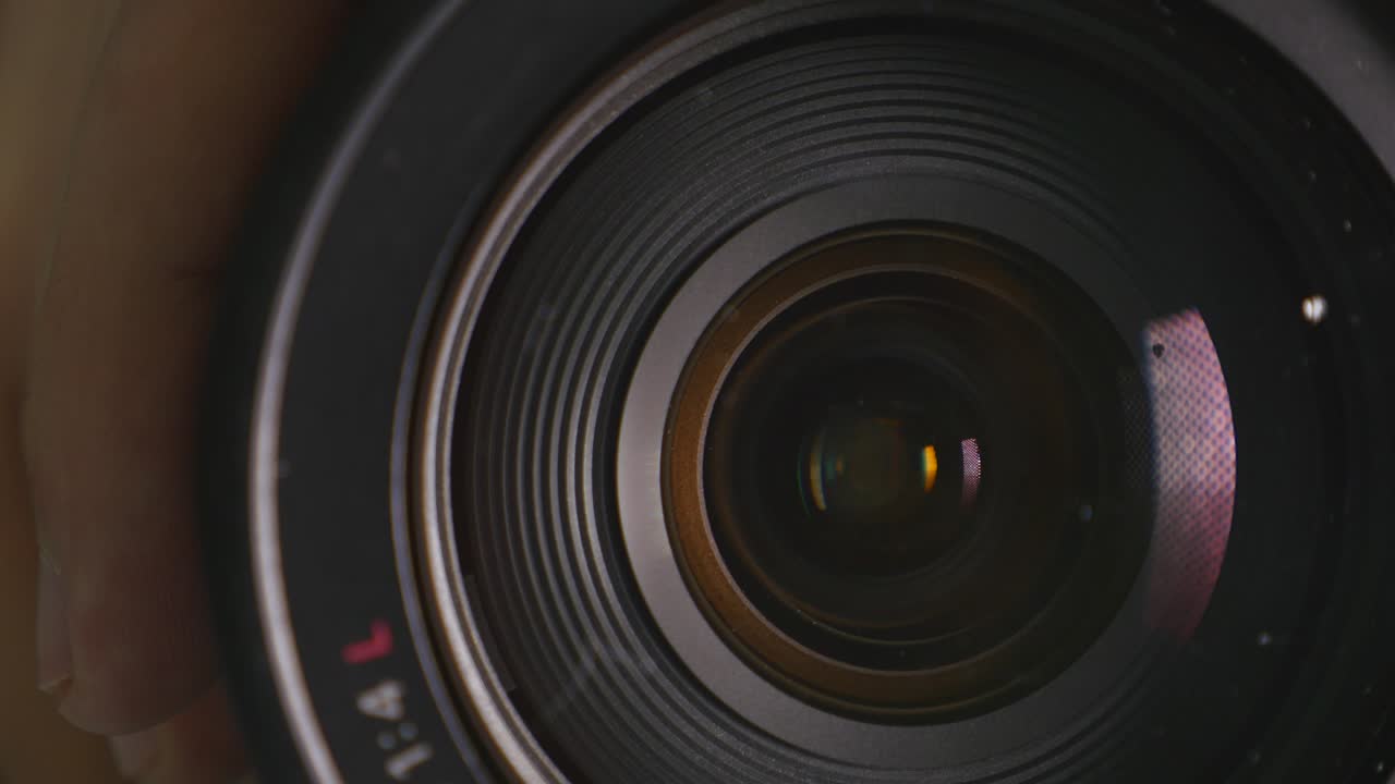 апертура объектива камеры открыта и закрыта.