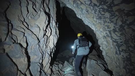 hombre explorando una cueva oscura