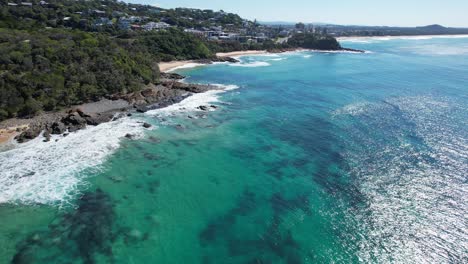 Paisaje-Marino-Turquesa-De-Coolum-Bay-En-La-Costa-Del-Sol,-Queensland,-Australia---Toma-Aérea-De-Drones