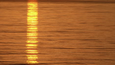 reflejo de la puesta de sol en el agua, primer plano