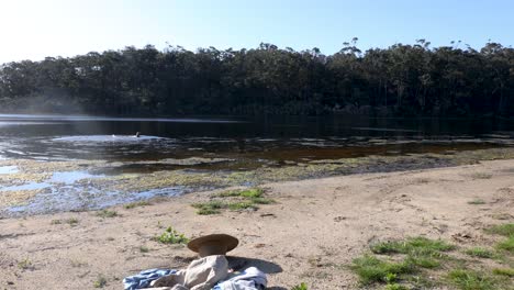 un bosquimano va a nadar en un lago en un lugar remoto en australia
