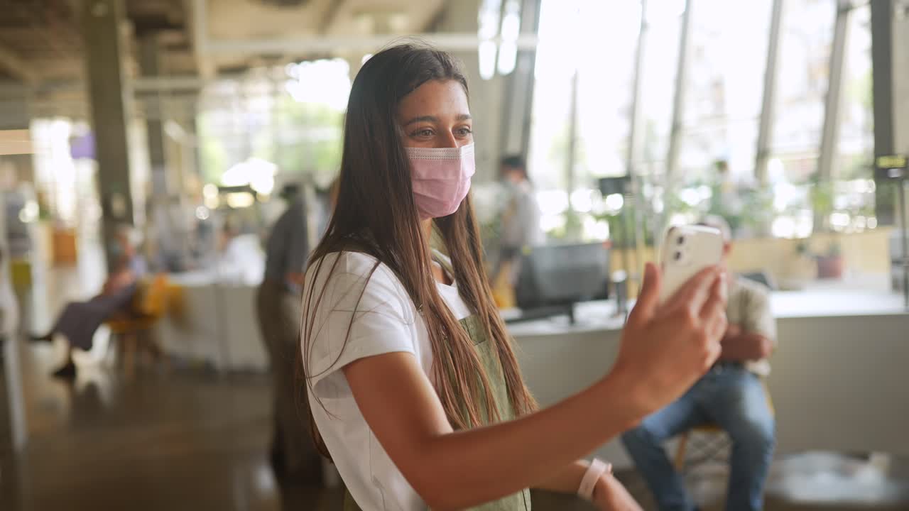 mujer haciendo una llamada de video en un entorno público