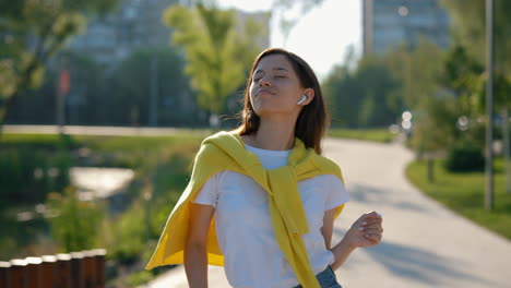 woman enjoying a sunny day in the park