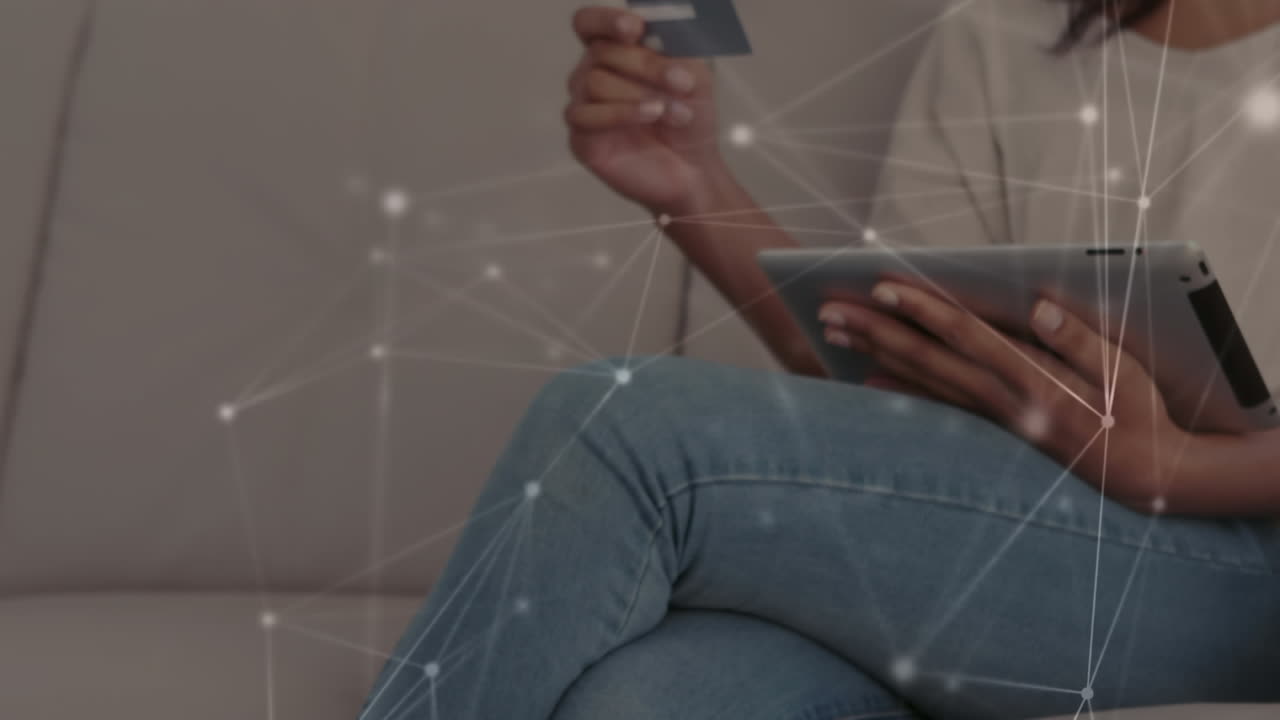 mujer caucásica en distanciamiento social comprando en línea en casa