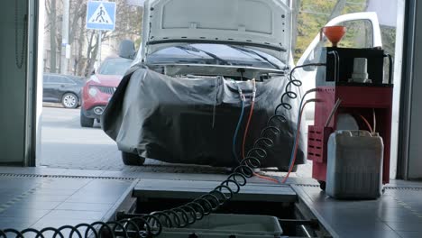 servicio de automóviles. vertido de anticongelante en el motor. equipo automático especial