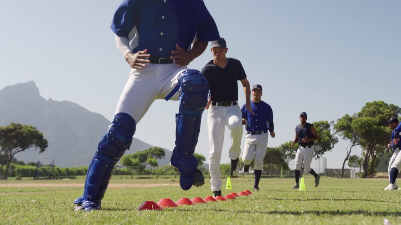jugadores de béisbol entrenando antes de jugar