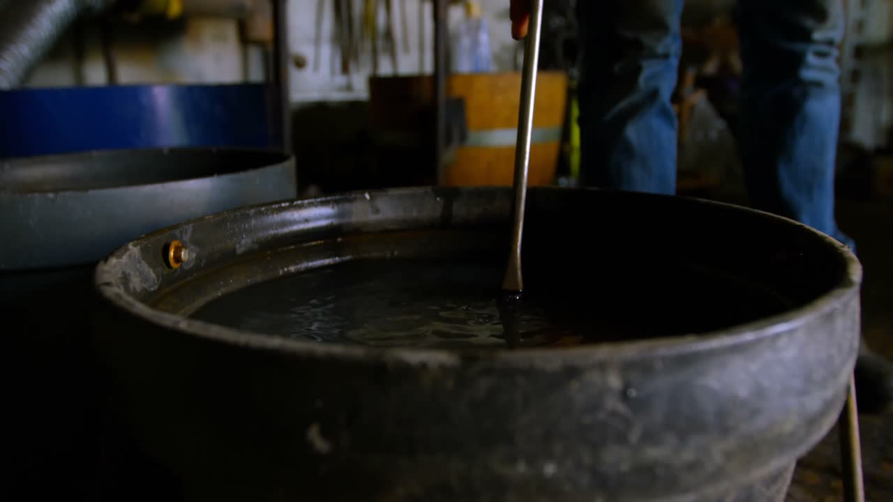 metalúrgico trabajando en el taller 4k