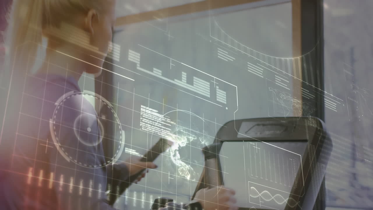 animación de escaneo de alcance y procesamiento de datos sobre una mujer haciendo ejercicio en el gimnasio