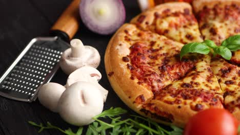 pizza estilo americano caliente recién horneada con todos los ingredientes a un lado