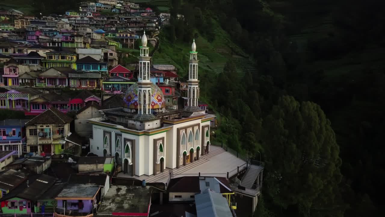 fotografía de avión no tripulado de la famosa mezquita de baituttaqwa rodeada de naturaleza verde y edificios coloridos en la isla de java, indonesia