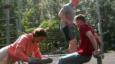 amigos entrenando al aire libre